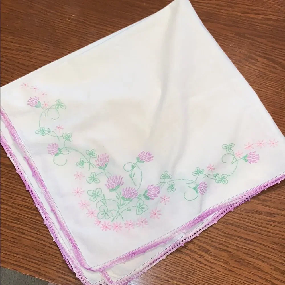 Vtg small tablecloth with floral embroidery‎